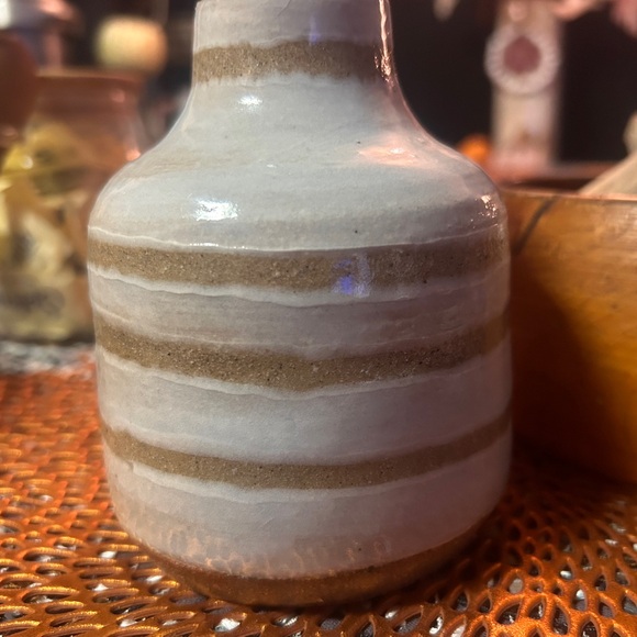 Studio pottery bud vase cream and tan 4.5” - Picture 7 of 14